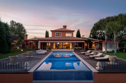 Picture of 5 bedroom villa for sale.