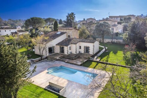 Picture of 5 bedroom house for sale.