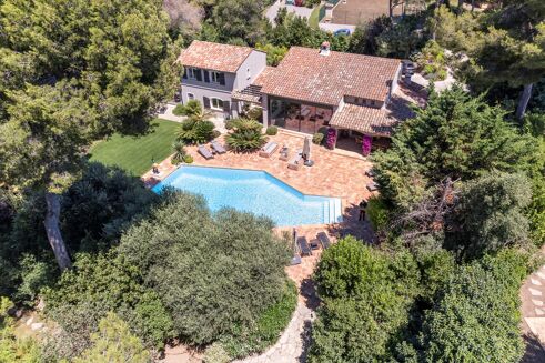 Picture of 5 bedroom house for sale.