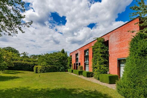 Picture of 5 bedroom villa for sale.