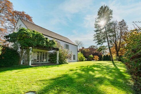 Picture of 5 bedroom villa for sale.