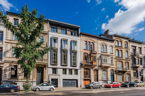 Picture of 5 bedroom townhouse for sale.