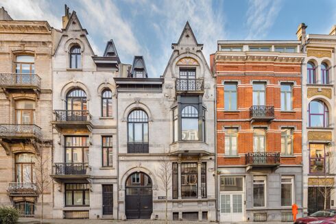 Picture of 5 bedroom townhouse for sale.