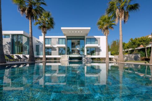 Picture of 7 bedroom villa for sale.