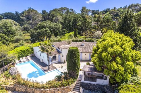 Picture of 5 bedroom villa for sale.