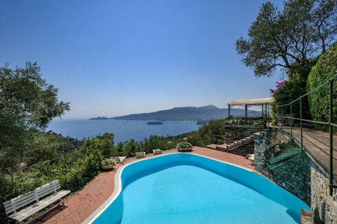 Picture of 5 bedroom villa for sale.