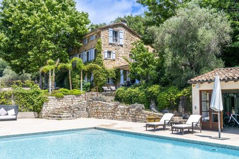 Picture of 6 bedroom farmhouse for sale.