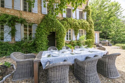 Picture of 6 bedroom farmhouse for sale.