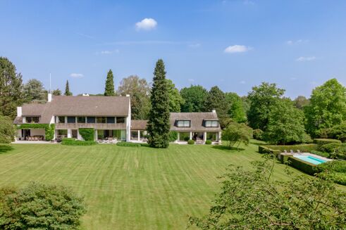 Picture of 7 bedroom house for sale.