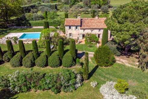 Picture of 4 bedroom farmhouse for sale.