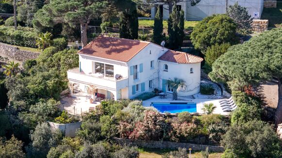 Picture of 4 bedroom villa for sale.