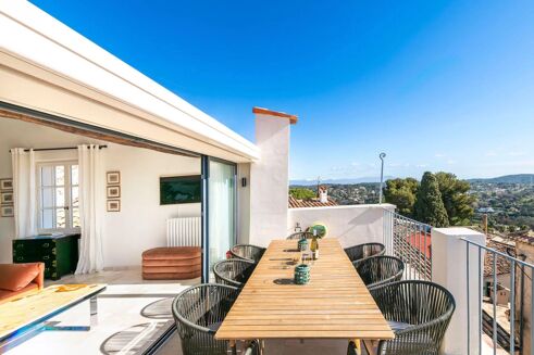 Picture of 4 bedroom townhouse for sale.
