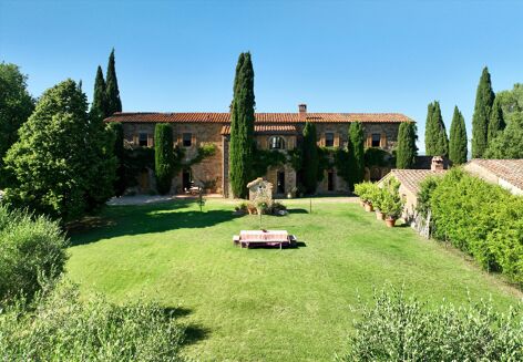 Picture of 6 bedroom farmhouse for sale.