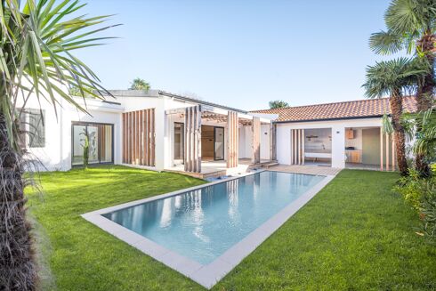 Picture of 5 bedroom villa for sale.