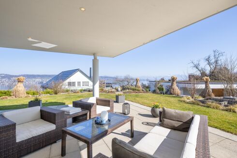 Picture of 6 bedroom house for sale.