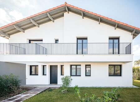 Picture of 5 bedroom villa for sale.