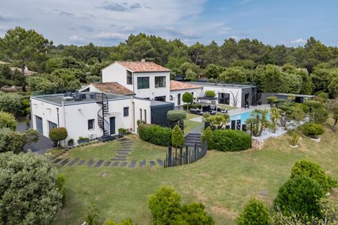 Picture of 4 bedroom villa for sale.