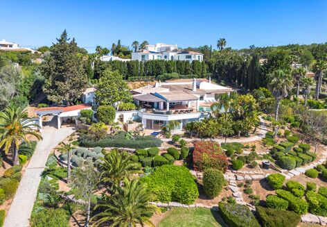 Picture of 5 bedroom villa for sale.