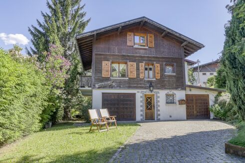 Picture of 6 bedroom chalet for sale.