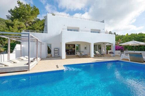 Picture of 6 bedroom villa for sale.