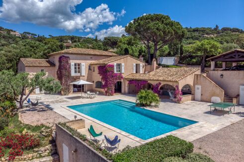 Picture of 6 bedroom villa for sale.