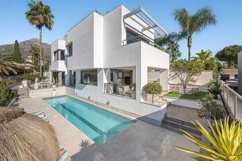 Picture of 4 bedroom villa for sale.