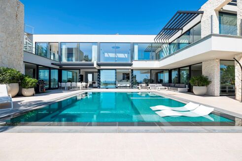 Picture of 5 bedroom villa for sale.