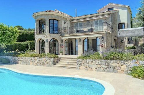 Picture of 5 bedroom villa for sale.