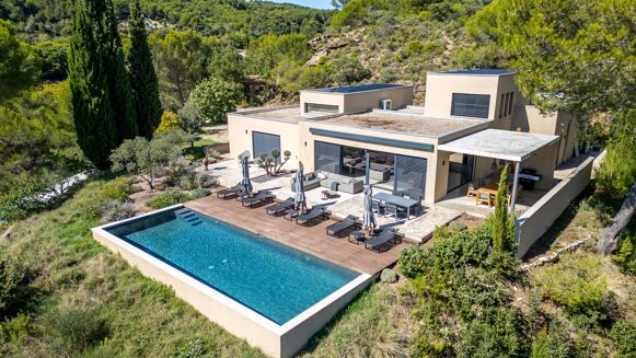 Picture of 5 bedroom house for sale.