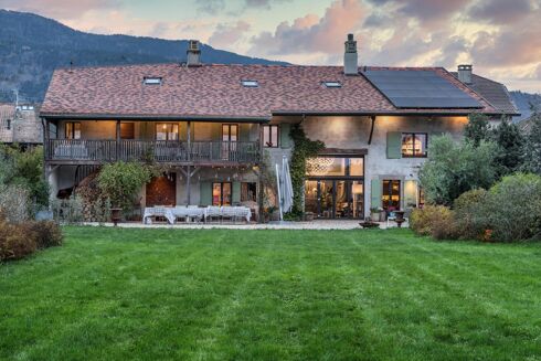 Picture of 6 bedroom house for sale.