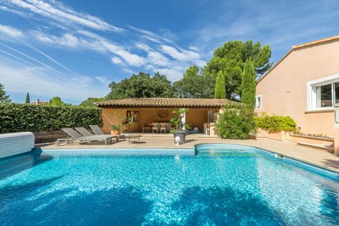 Picture of 5 bedroom villa for sale.