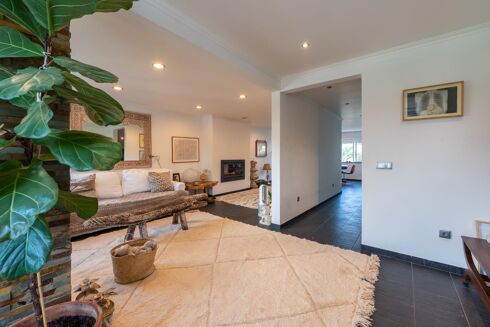 Picture of 3 bedroom apartment for sale.