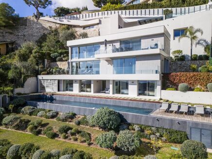 Picture of 6 bedroom villa for sale.