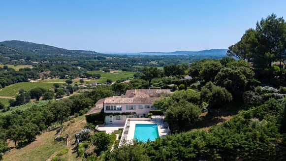 Picture of 6 bedroom villa for sale.