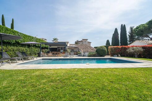 Picture of 7 bedroom villa for sale.