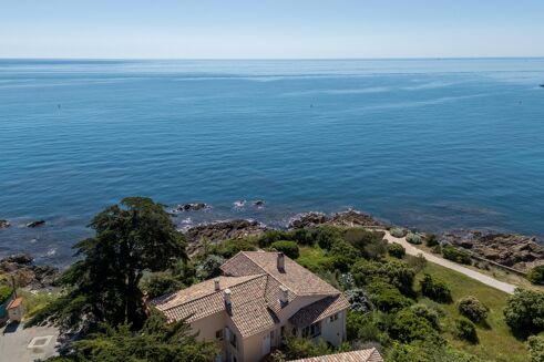 Picture of 6 bedroom villa for sale.