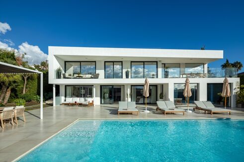 Picture of 6 bedroom villa for sale.