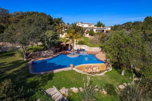 Picture of 6 bedroom villa for sale.
