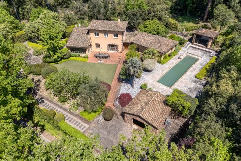 Picture of 4 bedroom house for sale.