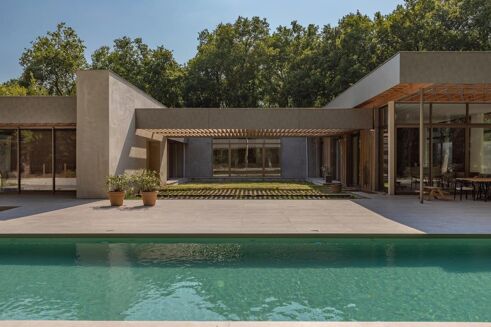 Picture of 6 bedroom villa for sale.