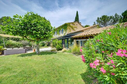 Picture of 5 bedroom house for sale.