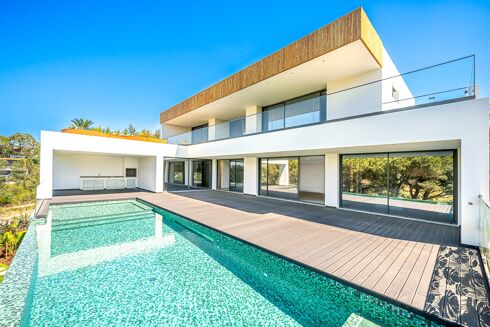 Picture of 5-6 bedroom house for sale.