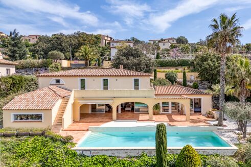 Picture of 6 bedroom villa for sale.