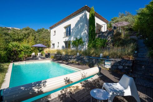 Picture of 4 bedroom villa for sale.