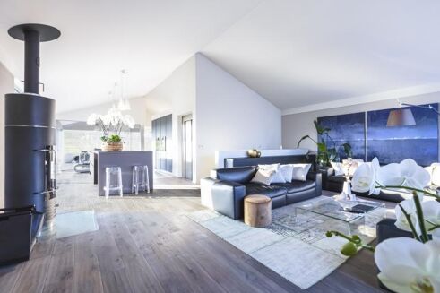 Picture of 5 bedroom house for sale.