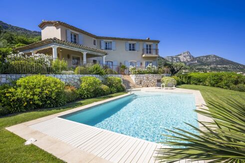 Picture of 4 bedroom villa for sale.