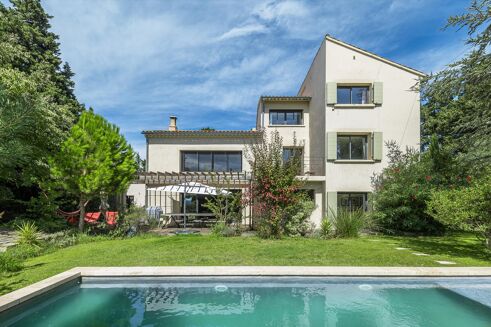 Picture of 5 bedroom villa for sale.