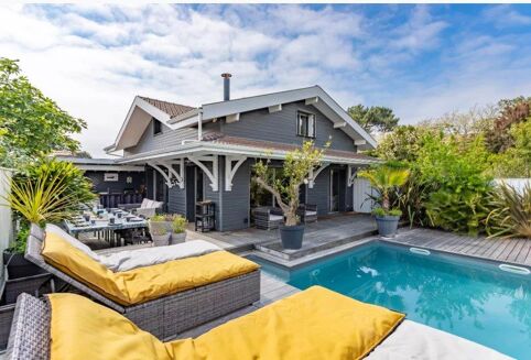 Picture of 6 bedroom house for sale.
