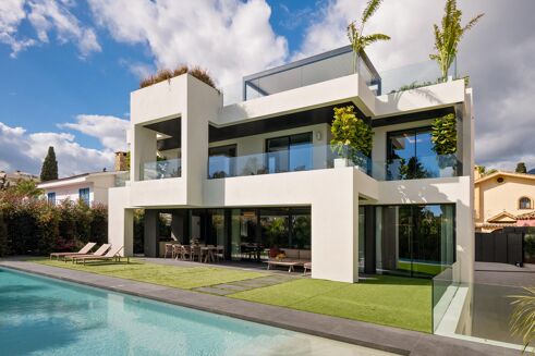 Picture of 5 bedroom villa for sale.