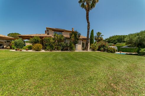 Picture of 5 bedroom house for sale.